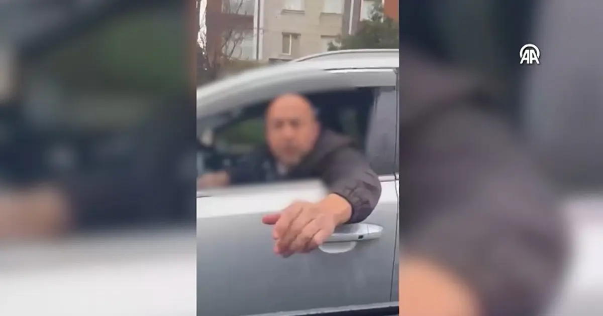 Trafikte kadın sürücüyü sıkıştırdı, hakaret edip dikiz aynasını kırdı