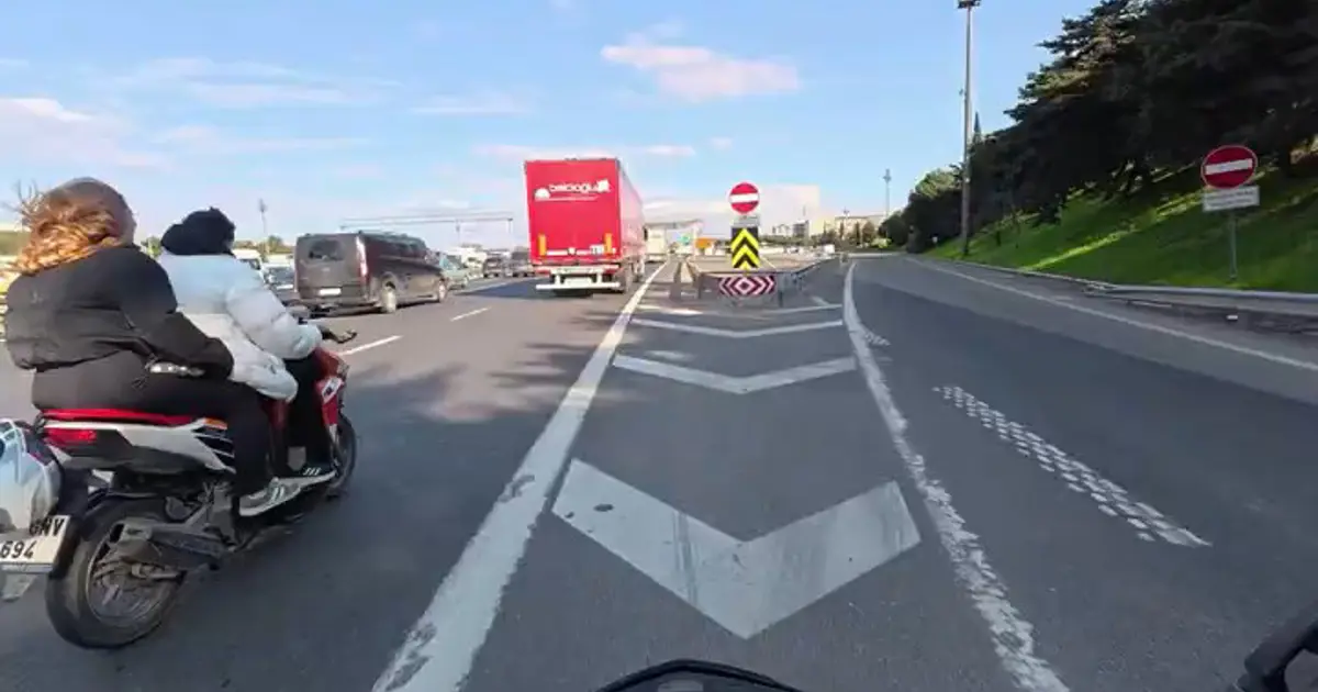 Ataşehir TEM’de motosiklet üstünde kavga! Kadını saçından çekti