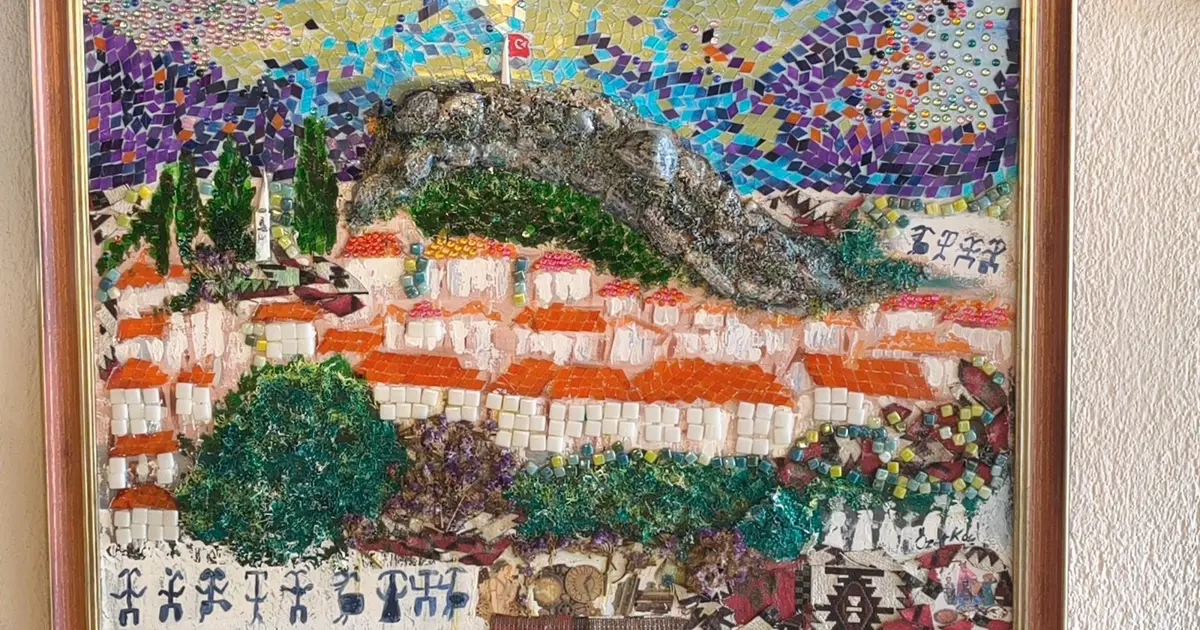 Geri dönüşümden sanata. Portakal kabuklarından tablo yapıyor