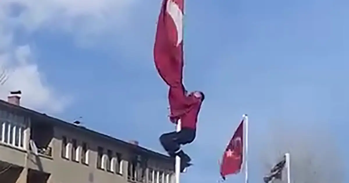 Bayrağı düzeltmek için 15 metrelik direğe tırmandı