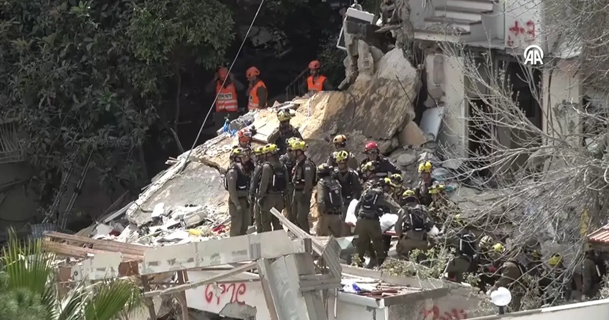 İran’ın misilleme füzesi: Yıkılan binadan İsraillilerin cesetleri çıkartıldı